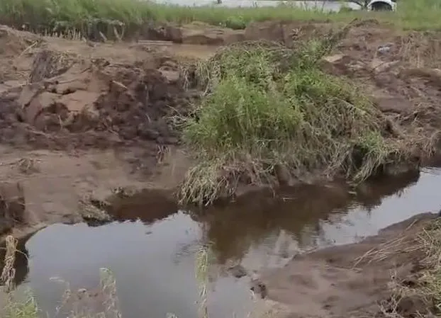 Экскаватор утонул при прокопке траншеи для сброса воды с затопленной Владимировки