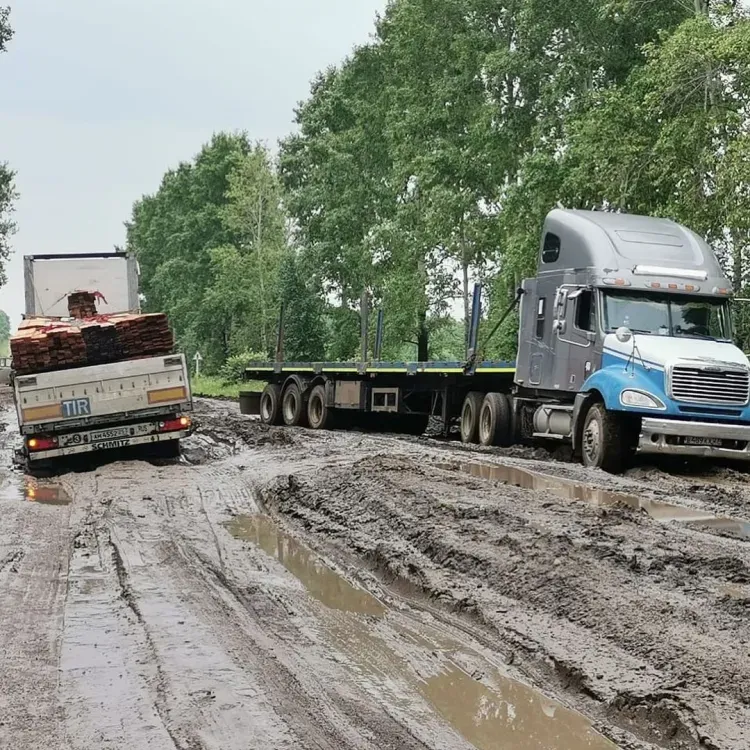 ДТП и большегрузы стали причиной затора на разбитой дороге в Ромненском округе