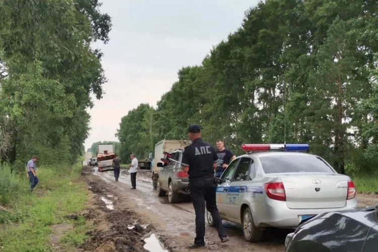 ДТП и большегрузы стали причиной затора на разбитой дороге в Ромненском округе