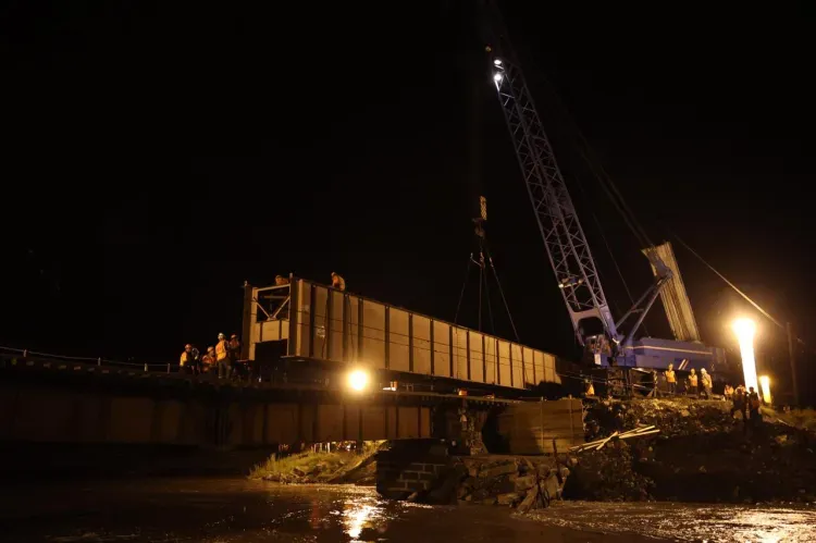 Первое пролетное строение железнодорожного моста установлено через реку Ареда в Забайкалье