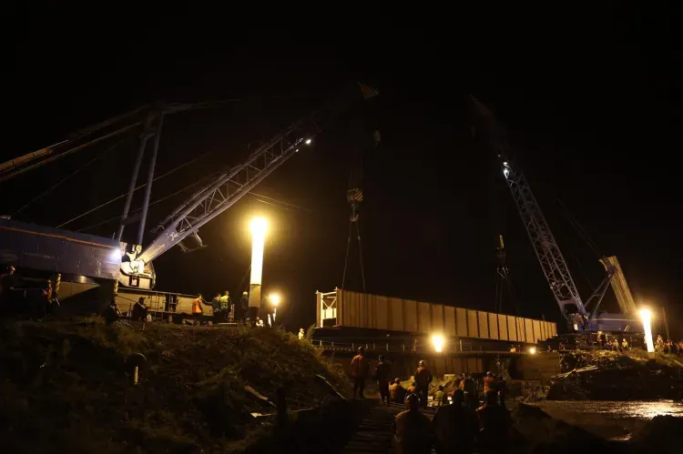 Первое пролетное строение железнодорожного моста установлено через реку Ареда в Забайкалье