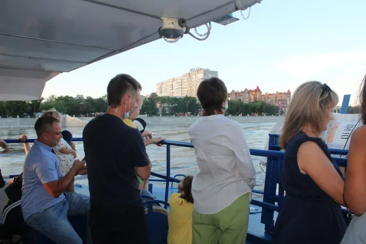 Закрытый для туристов Китай амурчане наблюдают с борта теплохода