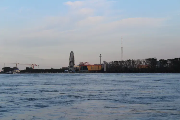 Закрытый для туристов Китай амурчане наблюдают с борта теплохода