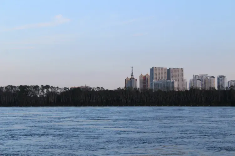 Закрытый для туристов Китай амурчане наблюдают с борта теплохода