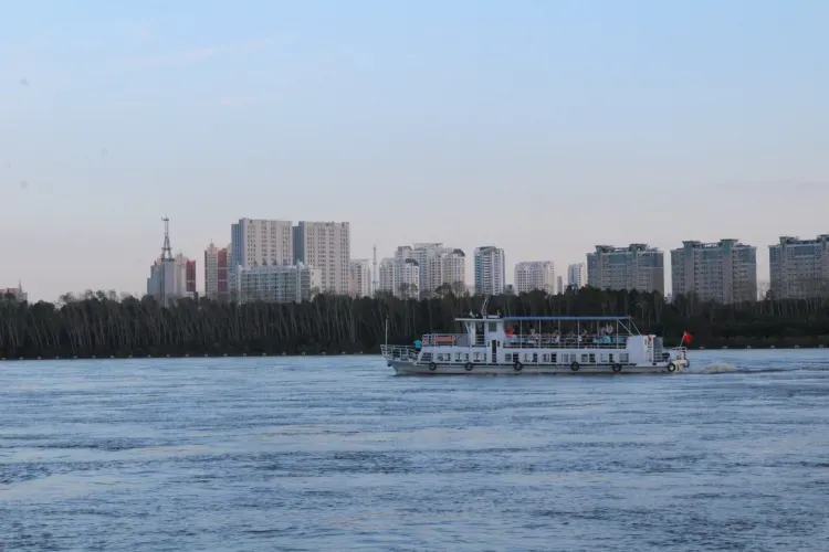 Закрытый для туристов Китай амурчане наблюдают с борта теплохода