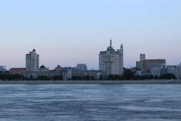 Закрытый для туристов Китай амурчане наблюдают с борта теплохода