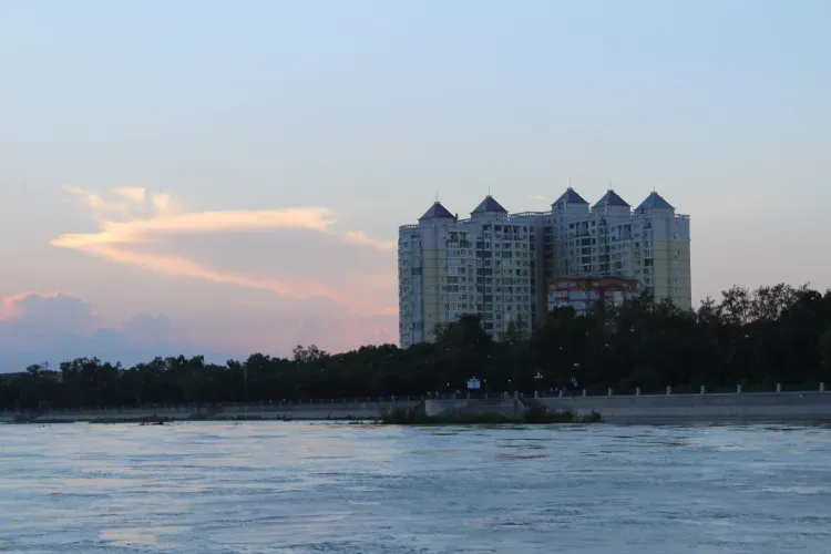 Закрытый для туристов Китай амурчане наблюдают с борта теплохода