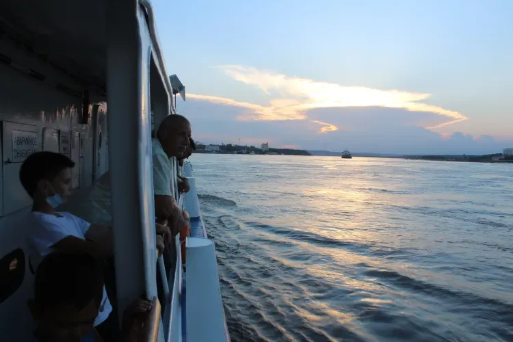 Закрытый для туристов Китай амурчане наблюдают с борта теплохода