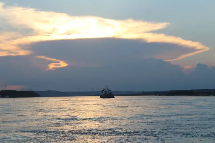 Закрытый для туристов Китай амурчане наблюдают с борта теплохода