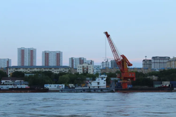 Закрытый для туристов Китай амурчане наблюдают с борта теплохода