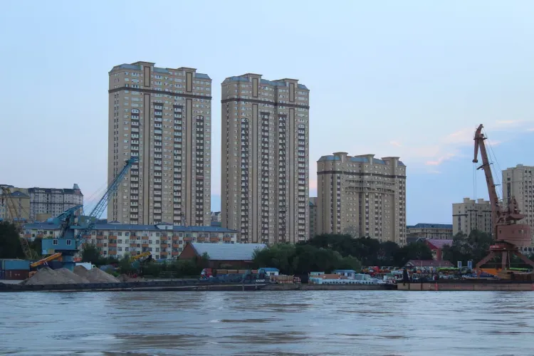 Закрытый для туристов Китай амурчане наблюдают с борта теплохода