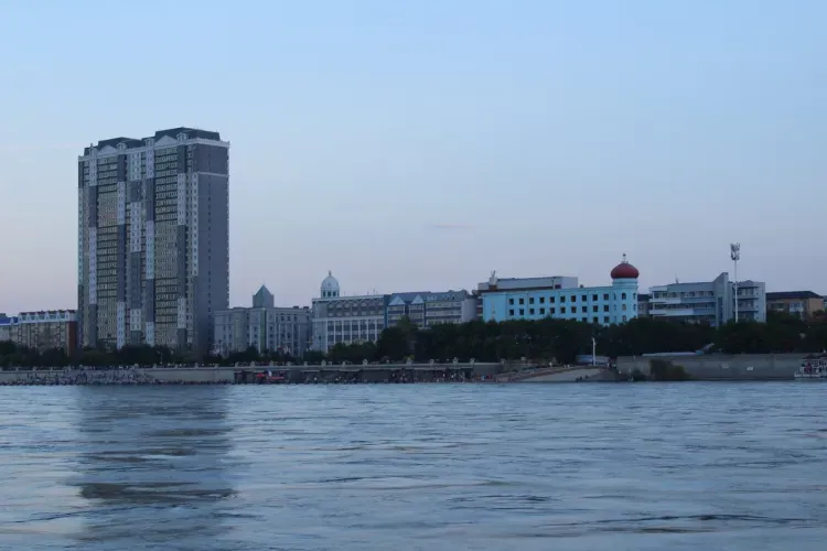 Закрытый для туристов Китай амурчане наблюдают с борта теплохода