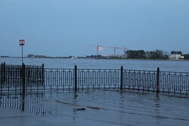 Закрытый для туристов Китай амурчане наблюдают с борта теплохода