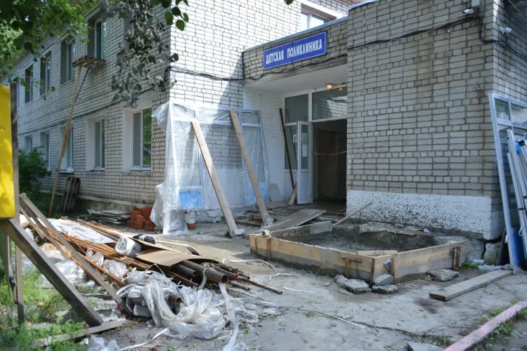 Капитальный ремонт детской поликлиники продолжается в Зее