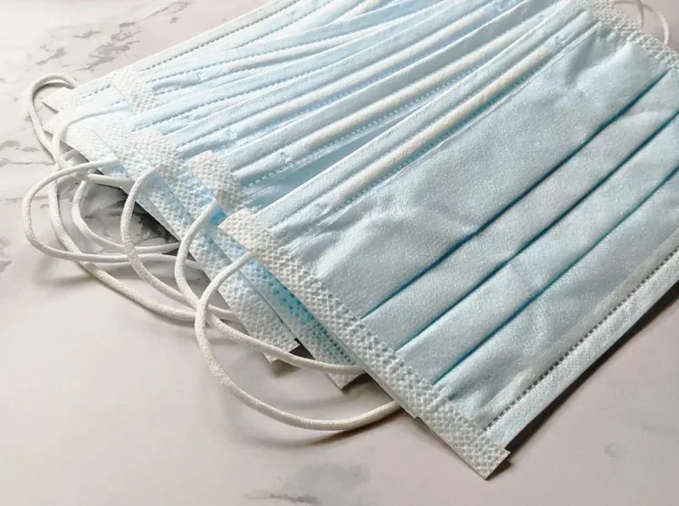 Ужесточить правила продажи медицинских масок попросили производители