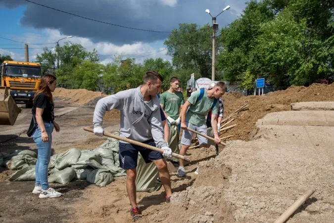 Пять тысяч мешков с песком "закроют" Благовещенск от паводка на Зее