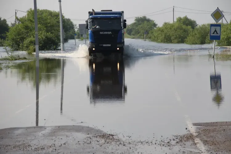 Свыше 40 участков подтопленных дорог закрыты в Приамурье