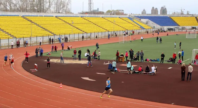 Теннисный корт и тренажеры на стадионе "Амур" открыты для любителей спорта