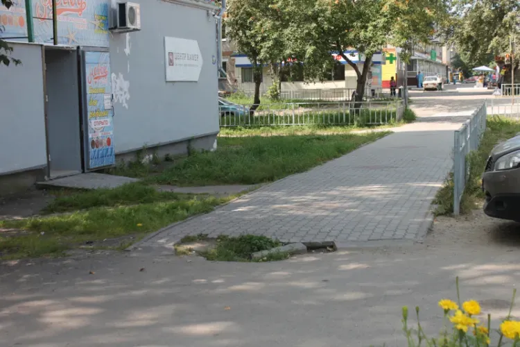 "Неправильные" знаки и разбитые тротуары: маршруты в амурские школы проверили общественники