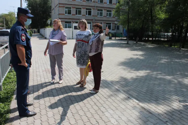 "Неправильные" знаки и разбитые тротуары: маршруты в амурские школы проверили общественники