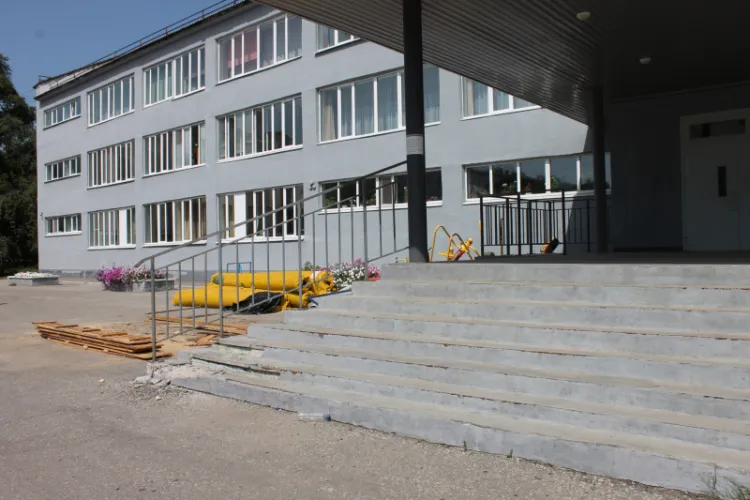 "Неправильные" знаки и разбитые тротуары: маршруты в амурские школы проверили общественники