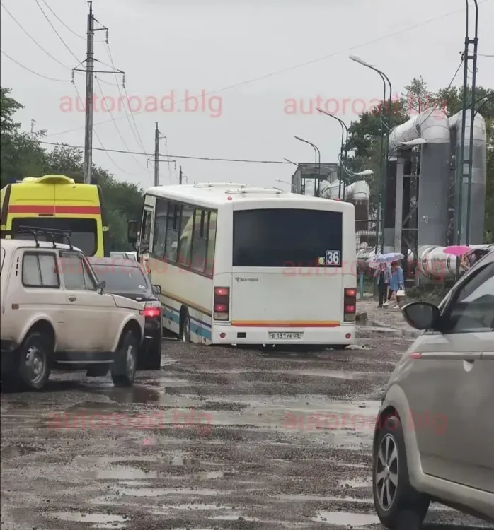 Пассажирский автобус провалился в дорожную яму в Благовещенске 