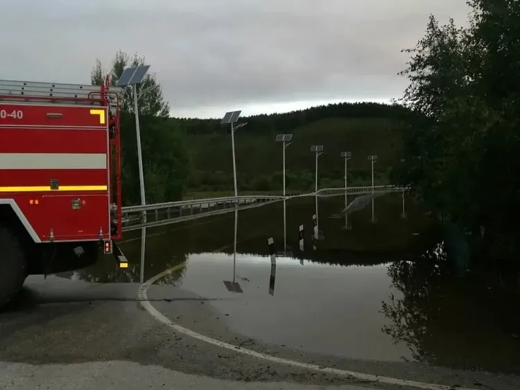 Река Невер затопила дорогу в Сковородино