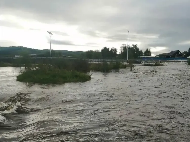 Река Невер затопила дорогу в Сковородино