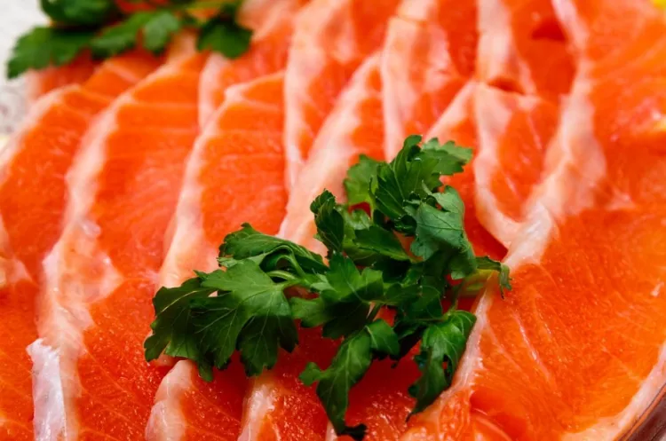 Красная рыба и икра должны подешеветь в России