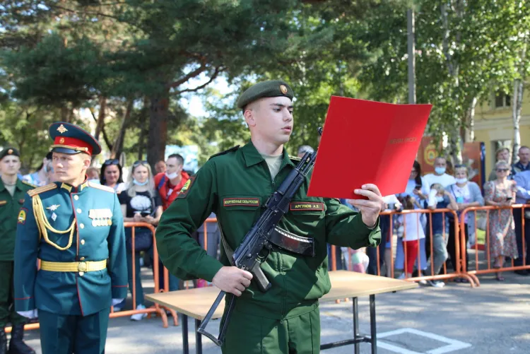 Курсанты ДВОКУ приняли военную присягу после месяца испытаний