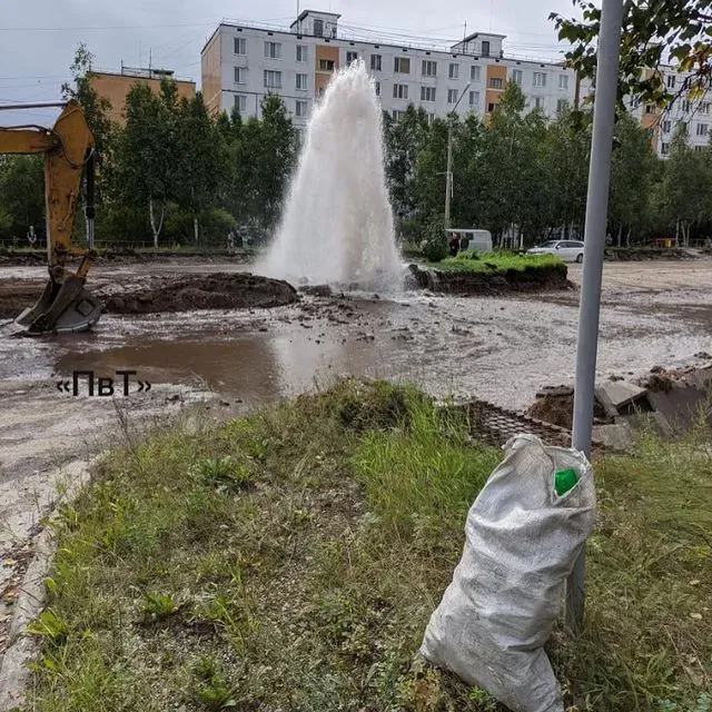 За "фонтан" на дороге в Тынде виновник заплатит 74 тысячи рублей