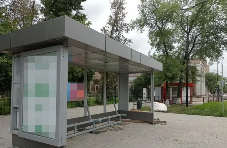 На остановках улиц Ленина и Горького в Благовещенске устанавливают новые павильоны