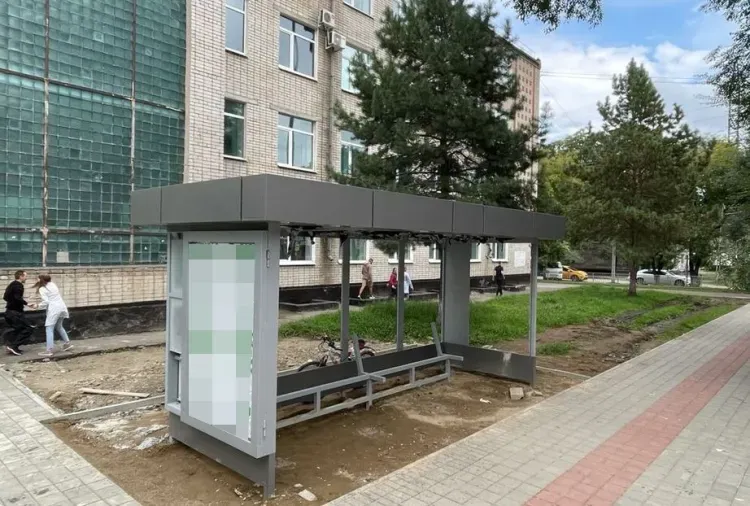 На остановках улиц Ленина и Горького в Благовещенске устанавливают новые павильоны
