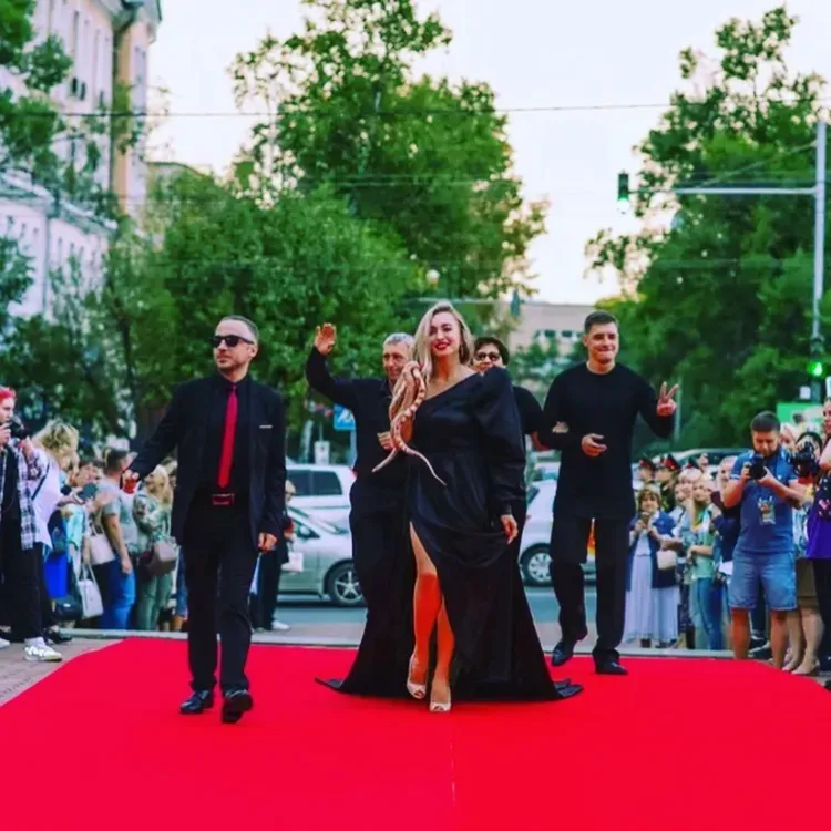 В Хабаровске участница "Амурской осени" вышла на уличную звездную дорожку со змеей