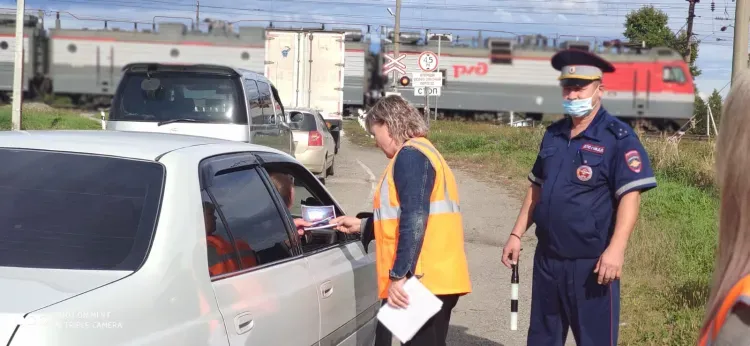 Железнодорожники напомнили автомобилистам о необходимости соблюдения ПДД на переезде станции Возжаевка