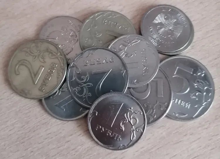 Рубль впервые с 2016 года вошел в число самых популярных валют мира