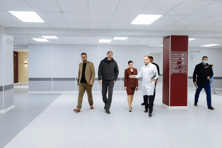 Василий Орлов оценил ход финальных ремонтных работ в ожоговом отделении АОКБ