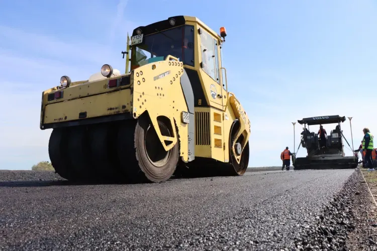 Суперасфальт укладывают на дорогах Амурской области