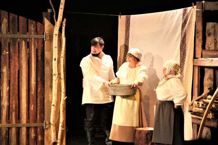 "Счастливым" спектаклем открыл юбилейный сезон драмтеатр в Тынде