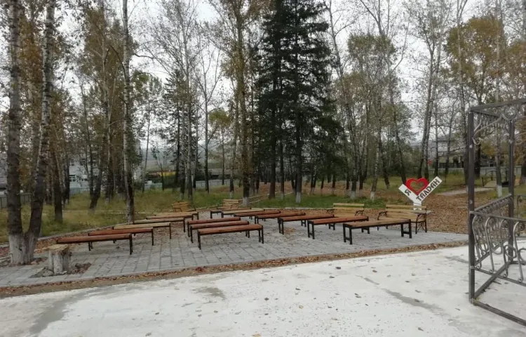 Сухой фонтан и мостик для влюбленных появились в парке амурского села