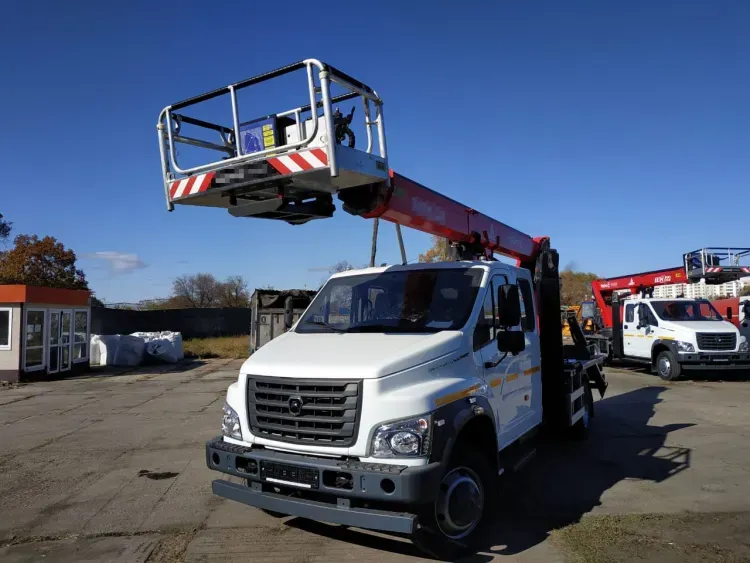 Автоподъемники и вакуумные машины передали амурским коммунальщикам