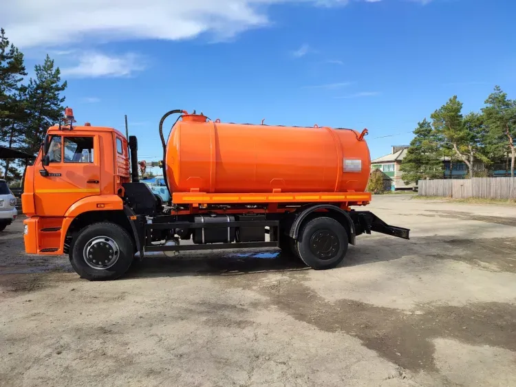 Автоподъемники и вакуумные машины передали амурским коммунальщикам