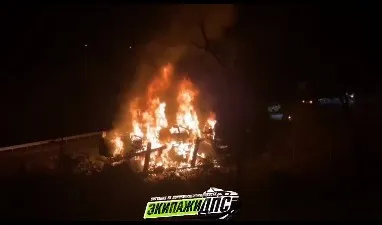 Автовоз, загруженный автомобилями, сгорел во Владивостоке