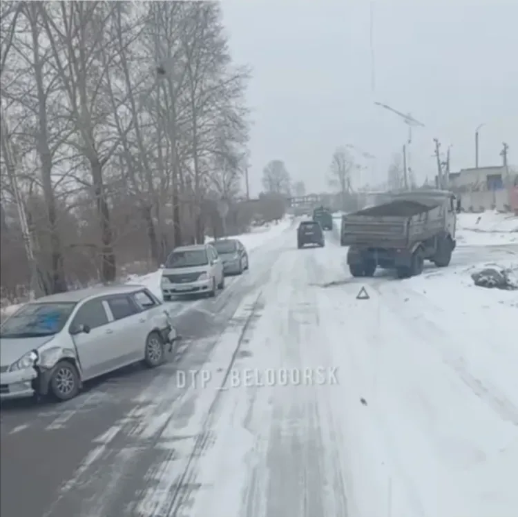 Многочисленные ДТП принес снегопад в Амурскую область 