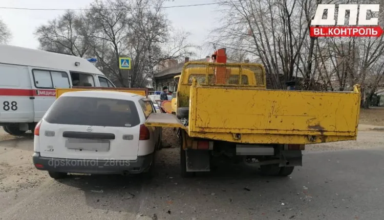 Легковой автомобиль и автокран столкнулись в районе перекопа в Благовещенске