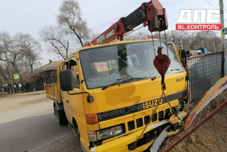 Легковой автомобиль и автокран столкнулись в районе перекопа в Благовещенске