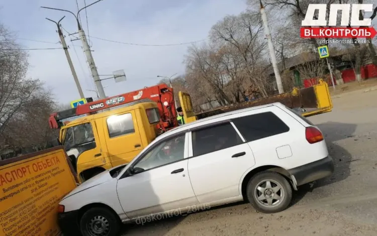 Легковой автомобиль и автокран столкнулись в районе перекопа в Благовещенске