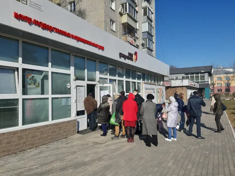 МФЦ держит оборону перед клиентами за QR-кодами в Благовещенске
