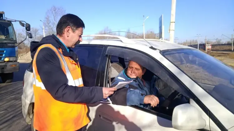 Сотрудники ЗабЖД поздравили автомобилистов с праздником и напомнили о правилах пересечения переездов