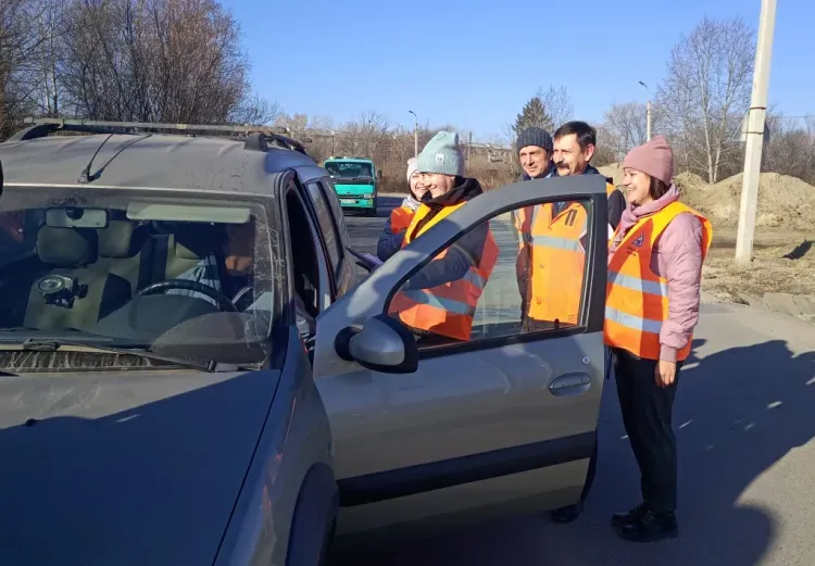 Сотрудники ЗабЖД поздравили автомобилистов с праздником и напомнили о правилах пересечения переездов